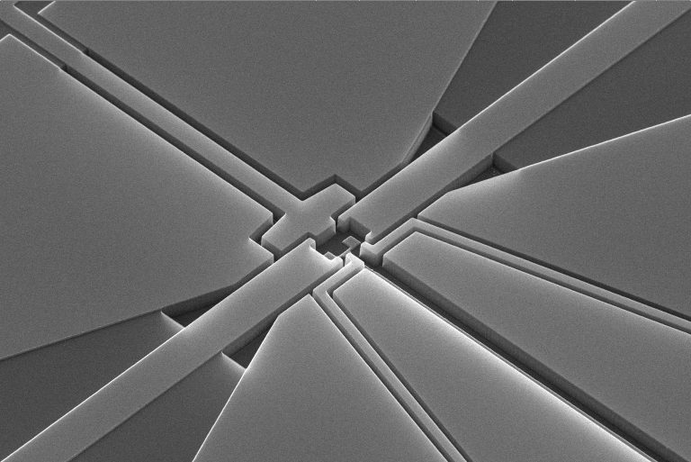 Scanning electron microscope images of devices fabricated by Dr. Byeon. EeroQ single electron trapping device. DC voltages applied by electrodes on the chip are used to shuttle electrons on superfluid helium to the central region of the chip via helium microchannels. The electrons are then detected with an on-chip microwave resonator.